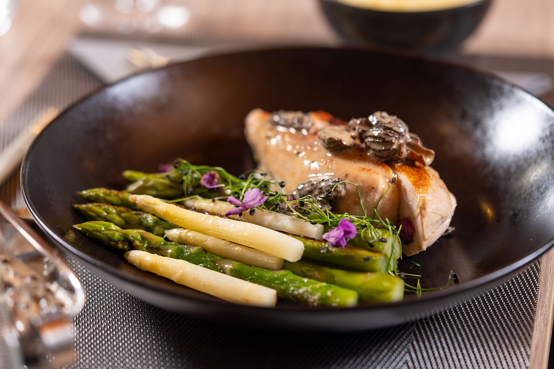 Suprême de poulet aux morilles et légumes, une assiette d’Ô BISTRO Vallorbe